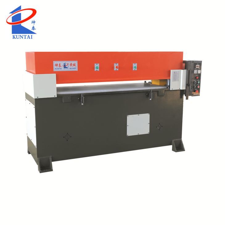 Keturių stulpelių hidraulinis plokštumos Die pjovimo spaudos